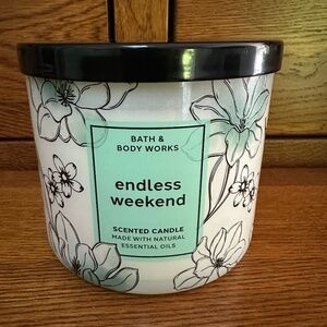 Bath & Body Works Endless Weekend 3-Wick Scented Candle NWOT - White